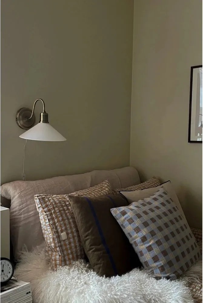 Nástenné svietidlo v bielo-mosadznej farbe Vela – Markslöjd