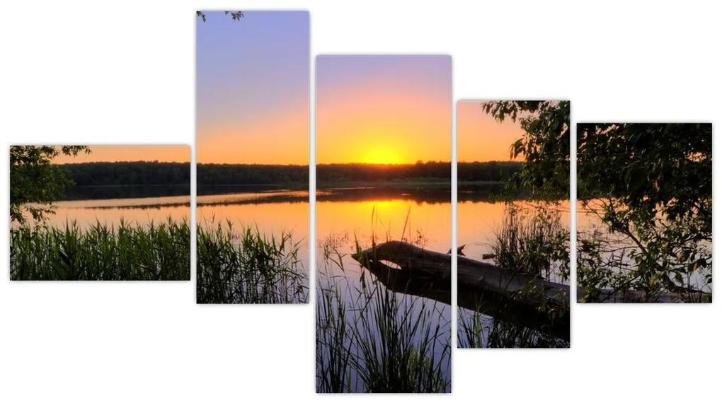 Obrázok jazera sa západom slnka