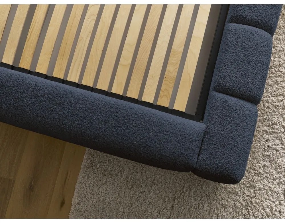 Tmavomodrá čalúnená dvojlôžková posteľ s úložným priestorom s roštom 140x190 cm Denali – Bobochic Paris