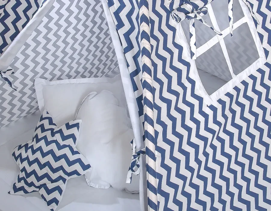 Bobono Stan Teepee pre deti + hracia podložka + vankúše + ozdobné perie - Chevron námornícka modrá
