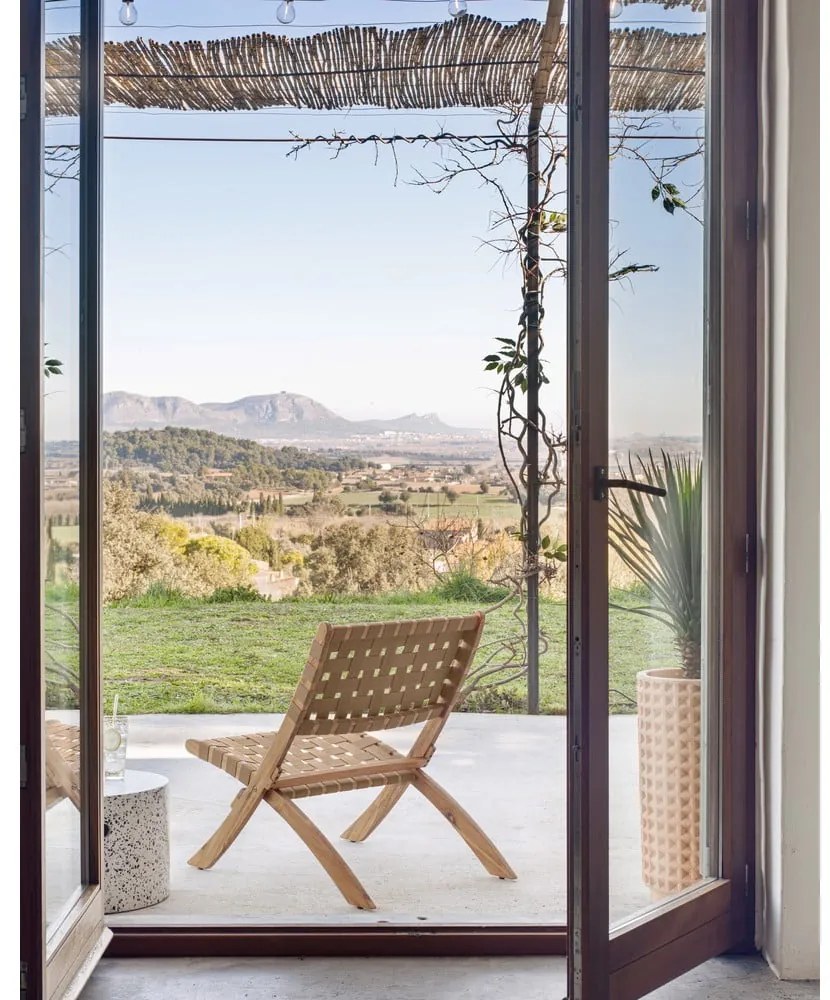 Béžové drevené záhradné kreslo – Kave Home