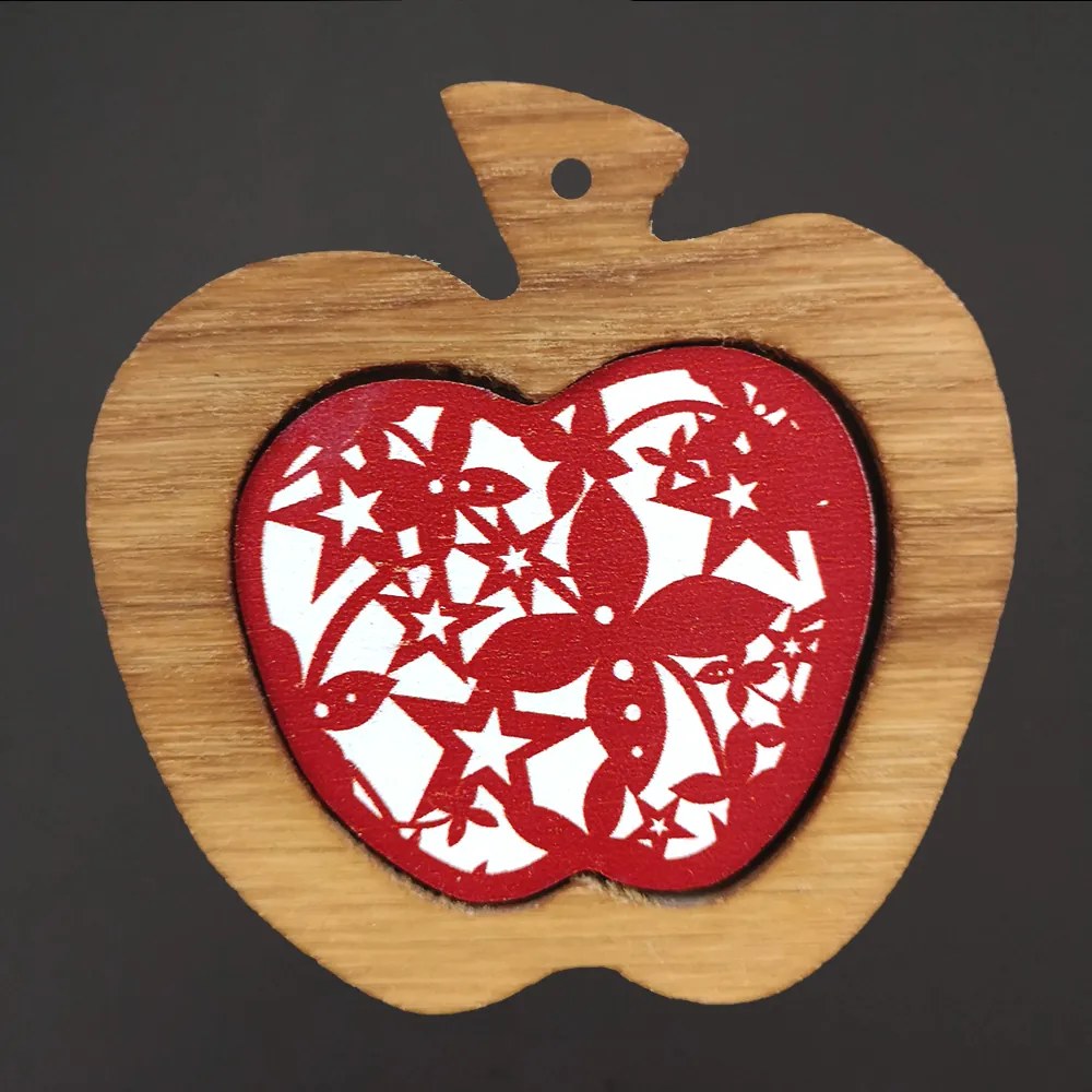 AMADEA Drevená ozdoba z masívu s farebným vkladom - jablko s ornamentom 8 cm