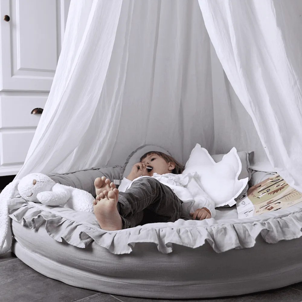 Ľanové hniezdo pre deti s volánom šedá