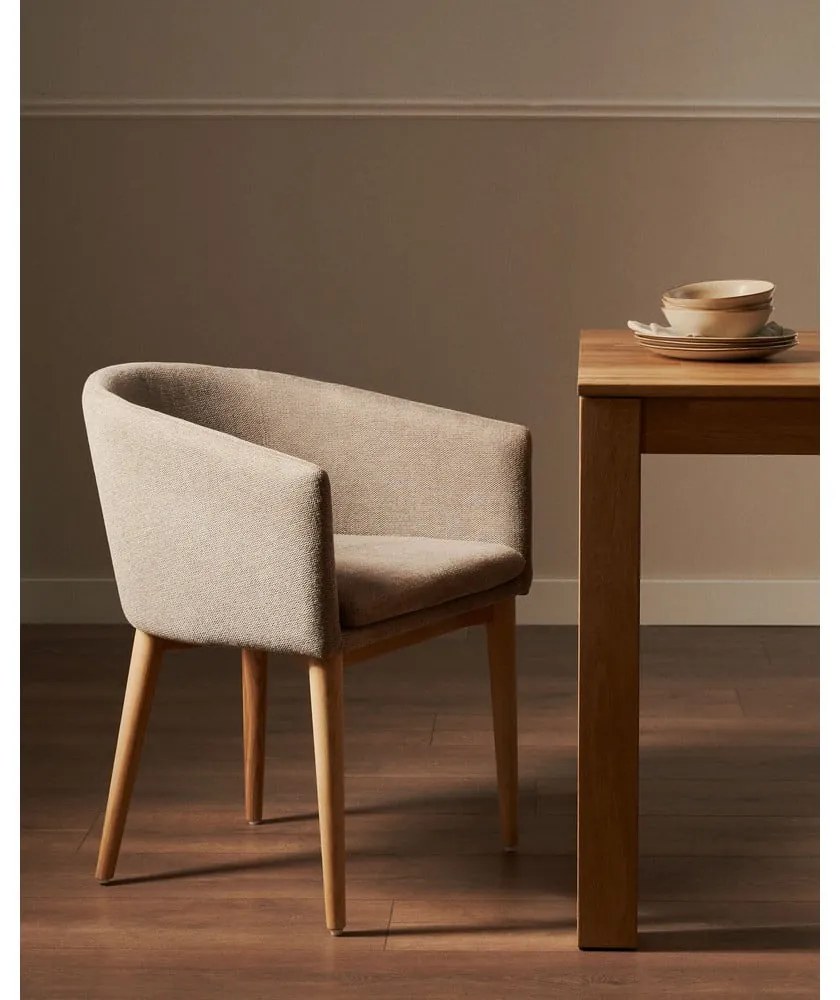 Béžové čalúnené jedálenské kreslo s podrúčkami Harlan – Kave Home