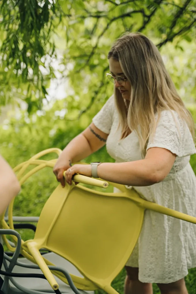 Svetlosivá plastová stolička KATO