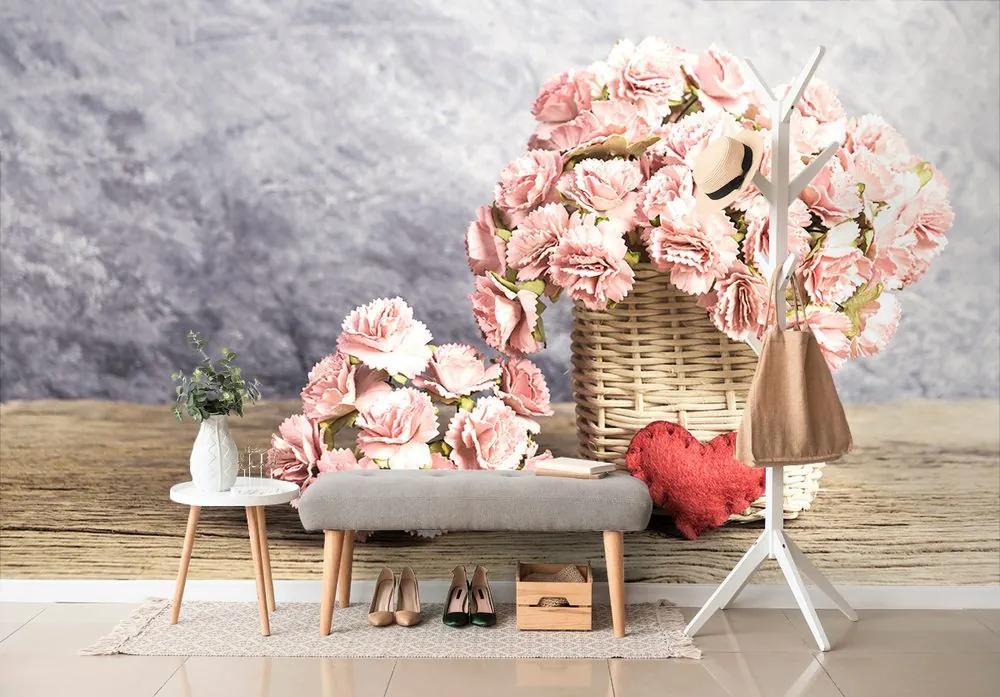 Samolepiaca fototapeta košík s elegantnými ružovými karafiátmi