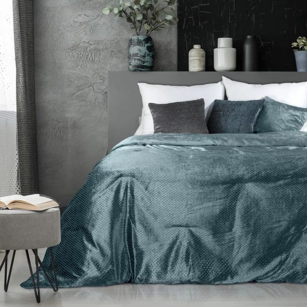 DomTextilu Originálny lesklý prehoz na posteľ v modrej farbe Šírka: 220 cm | Dĺžka: 240 cm 21825-153404