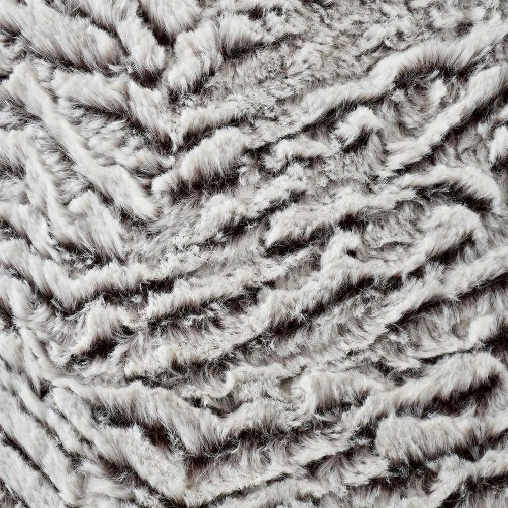Dekoračný vankúš z umelej kožušiny 43x43 cm Wolf Faux Fur – Catherine Lansfield