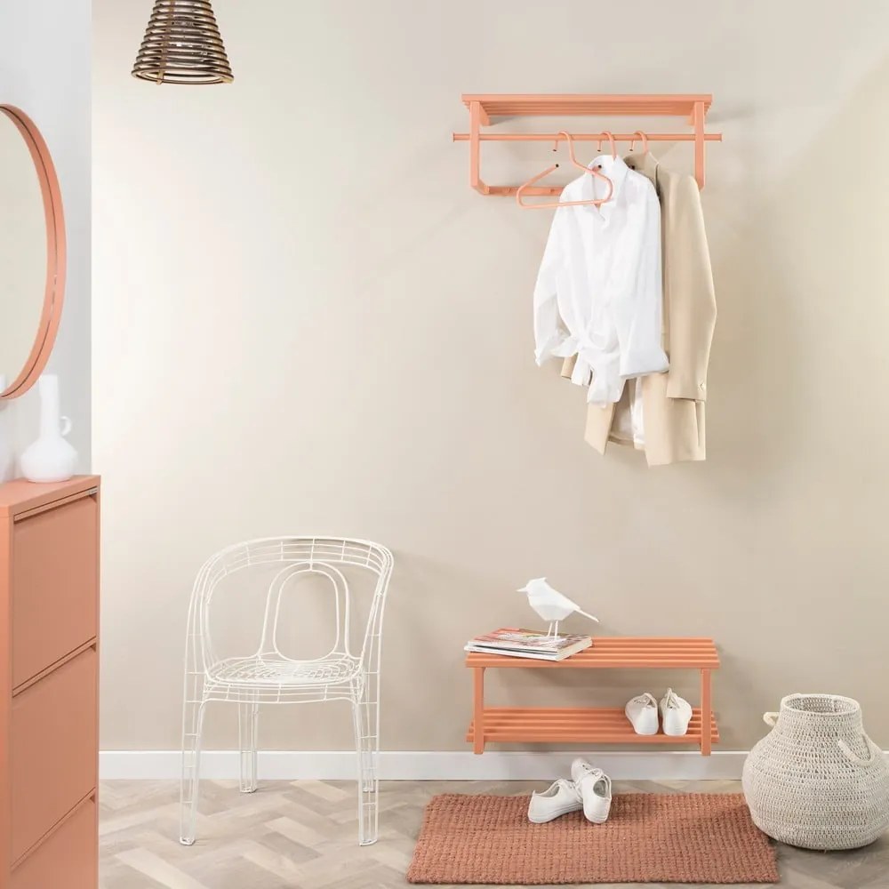 Kovová závesná skrinka na topánky v lososovej farbe 71x26x34 cm Marco – Spinder Design
