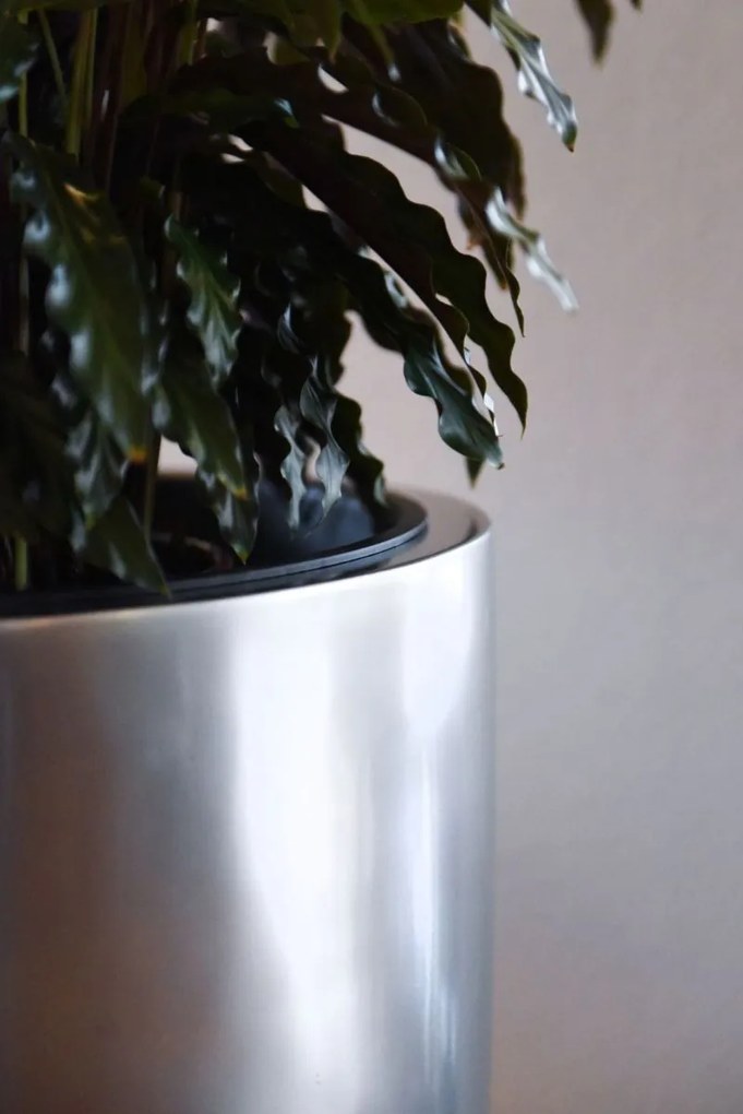 Exkluzívny kvetináč CITY, sklolaminát, výška 80 cm, strieborná metalíza