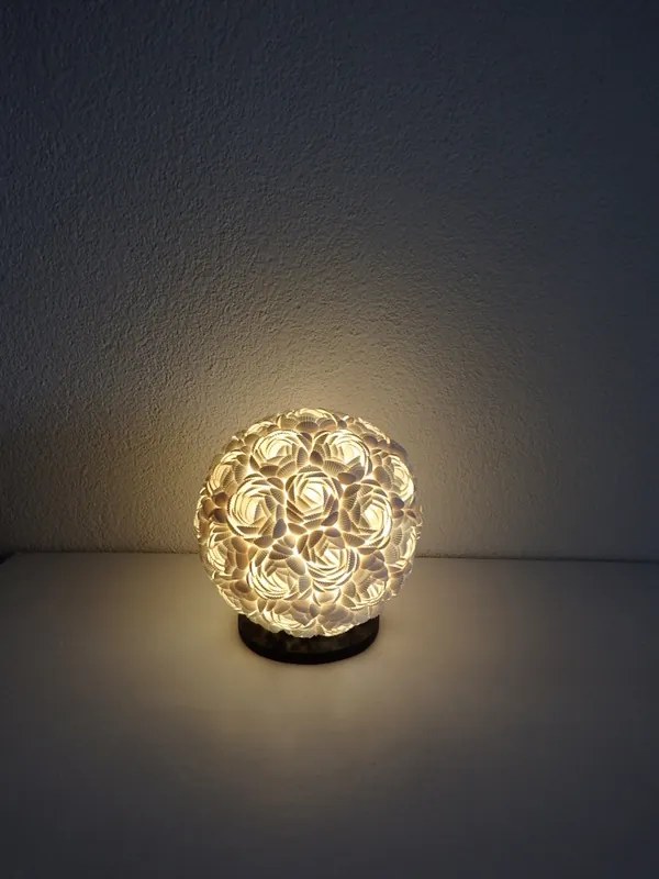 Stolná lampa biela, guľa z pravých mušlí, ručná práca