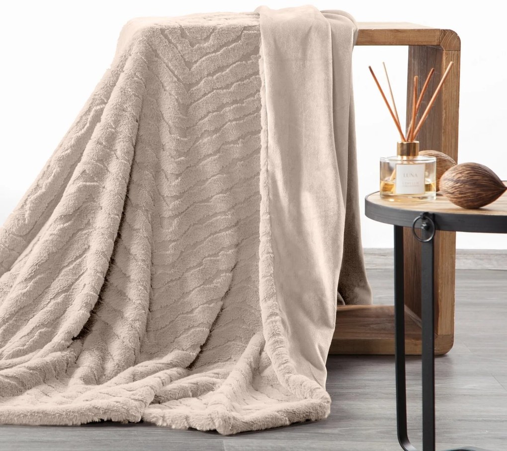 CHLPATÁ DEKA KATE 150X200 CM BÉŽOVÁ