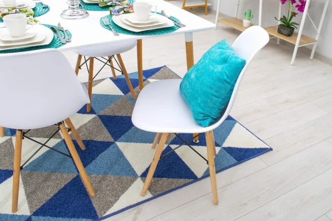 Jedálenská stolička OSAKA biela (hnedé nohy)