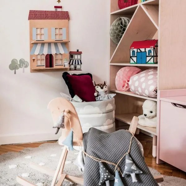 Dekoratívna polička v tvare domu