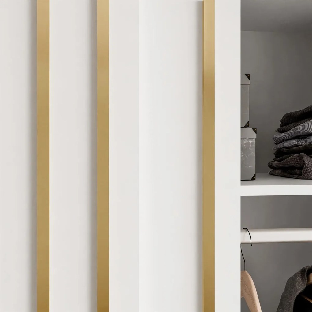 ŠATNÍKOVÁ SKRIŇA S POSUVNÝMI DVERAMI CYNTIA BIELA + ZLATÉ LIŠTY 150 cm