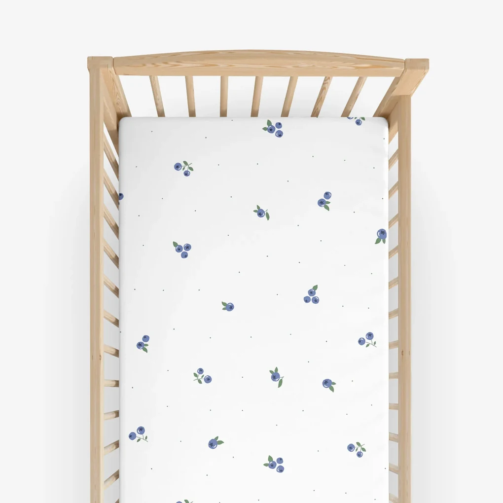 Goldea bavlnená napínacia plachta do detské postieľky - čučoriedky 70 x 140 cm