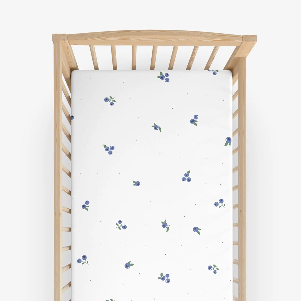 Goldea bavlnená napínacia plachta do detskej postieľky - čučoriedky 60 x 120 cm