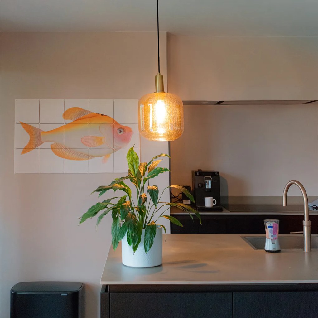 Dizajnové závesné svietidlo čierne s mosadzou a jantárovým sklom - Zuzanna