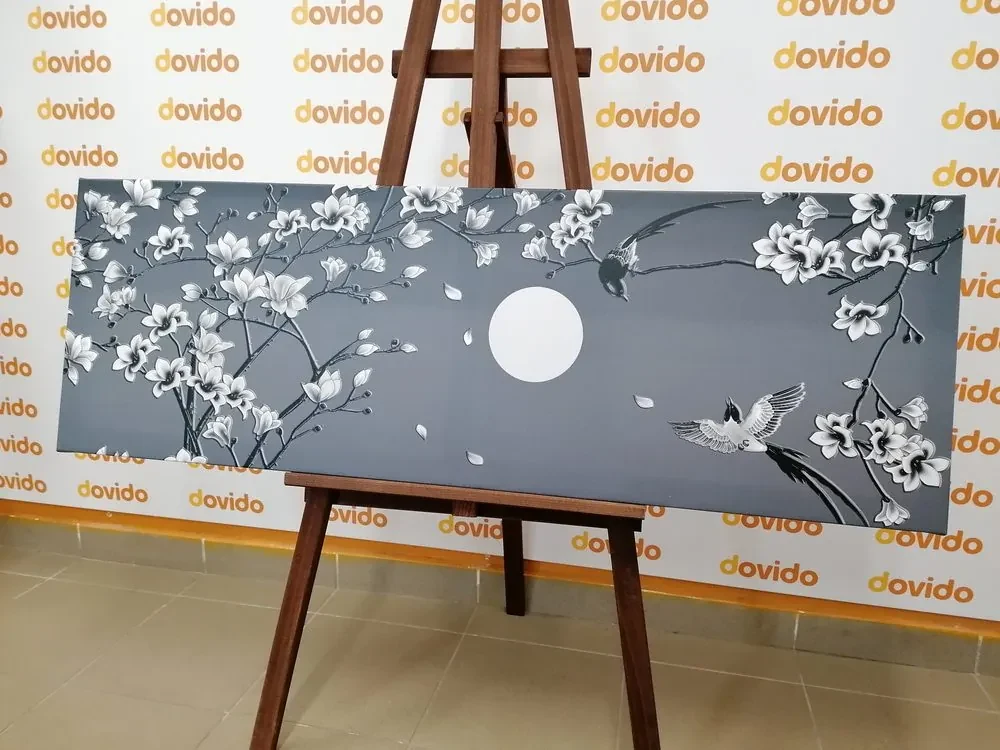 Obraz čiernobiele vtáčiky na konári stromu