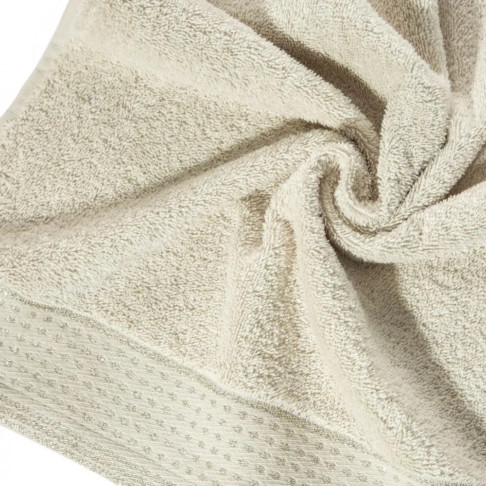 Osuška v béžovej farbe s lemom zvýrazneným bodkami a lesklou lurexovou niťou Šírka: 70 cm | Dĺžka: 140 cm