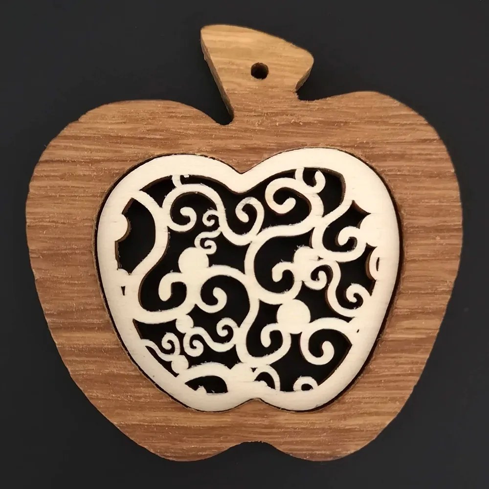 AMADEA Drevená ozdoba z masívu s vkladom - jablko s ornamentom 7 cm