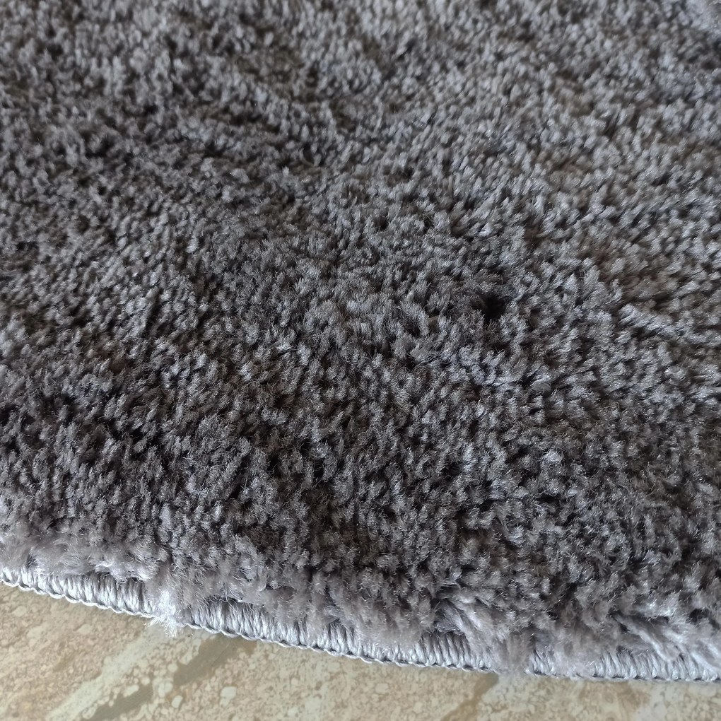 Okrúhly shaggy koberec Kamel v antracitovej farbe – moderný štýl Rozmer: 60 cm