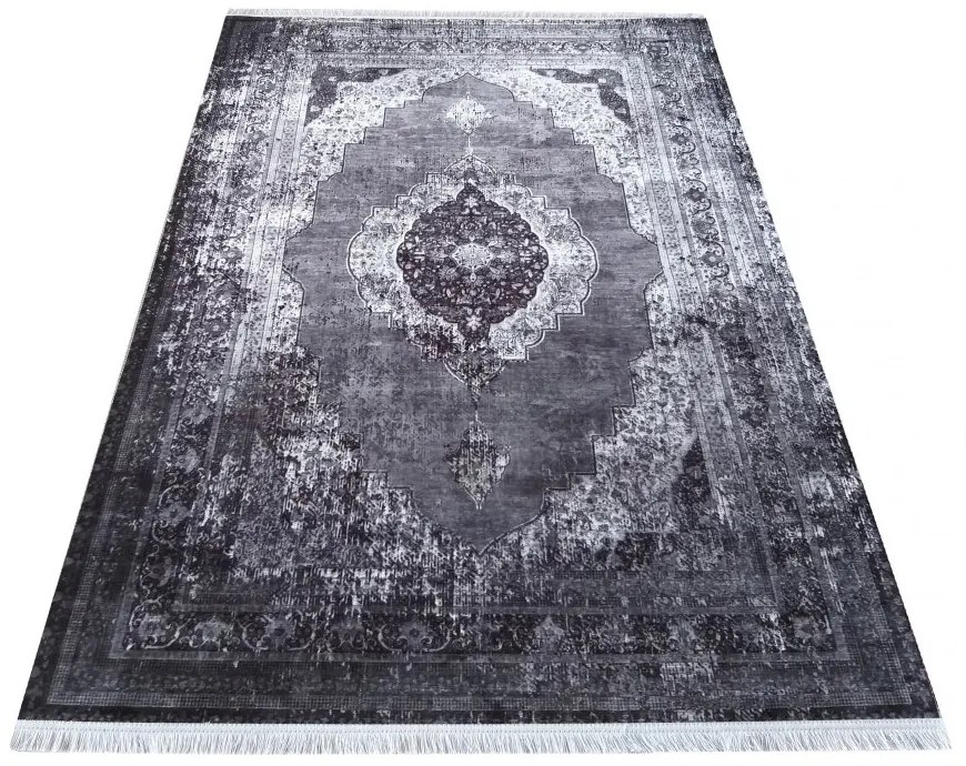 Sivý koberec so vzorom v orientálnom štýle Šírka: 80 cm | Dĺžka: 150 cm