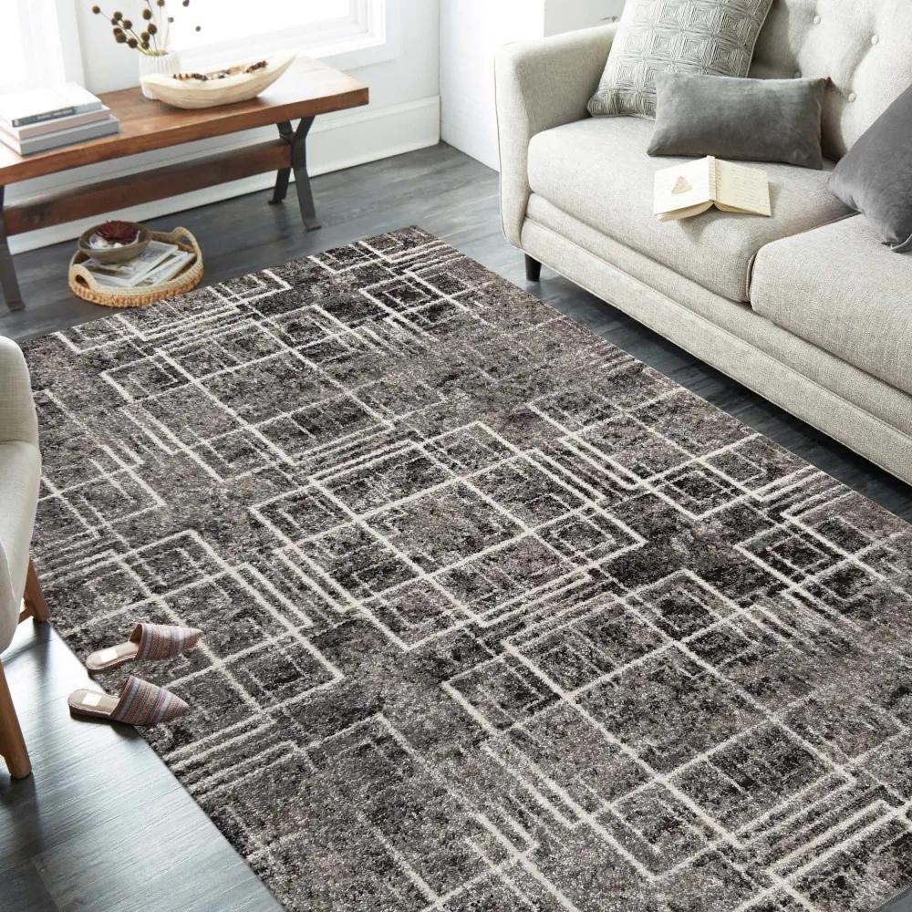 Kvalitný sivý koberec s motívom štvorcov