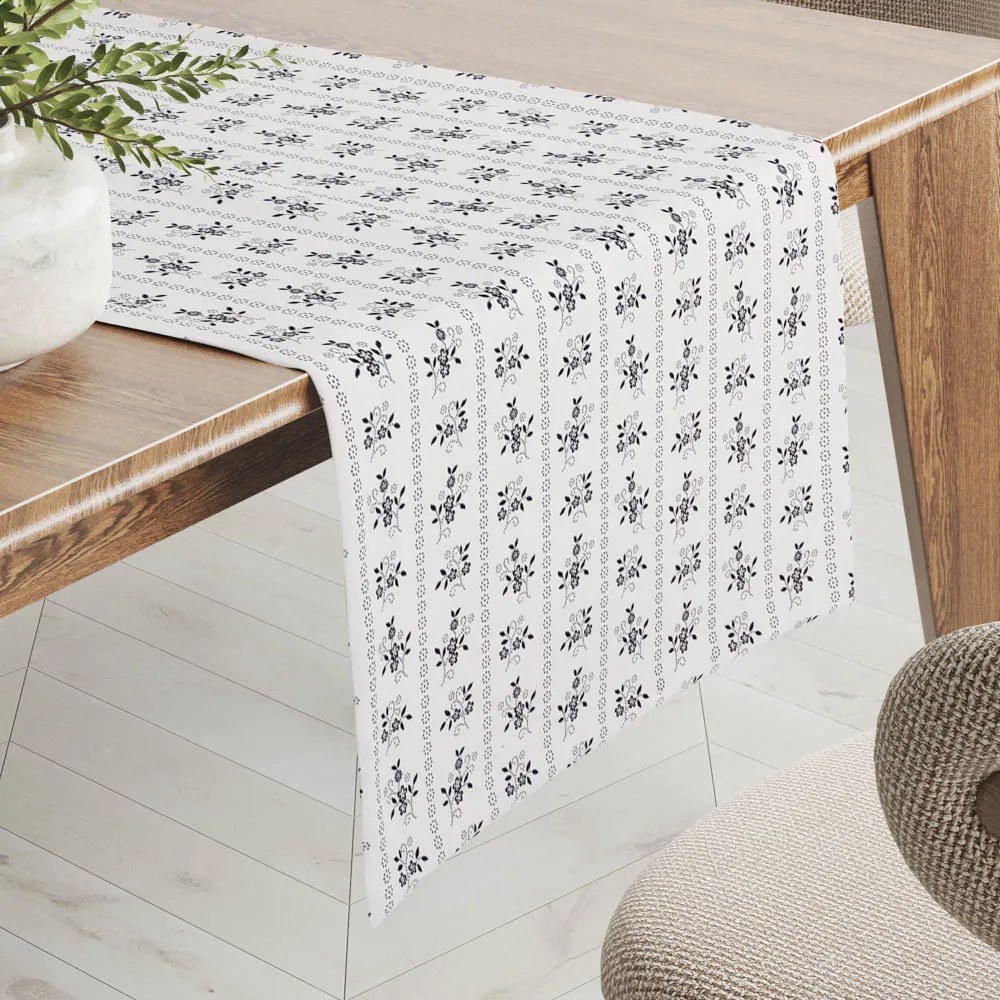 Biante Bavlnený behúň na stôl Sandra SA-641 Temne modrý ľudový kvetinový vzor na bielom 35x140 cm