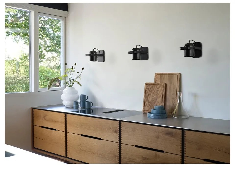 Čierne nástenné svietidlo Nesvik – Villa Collection