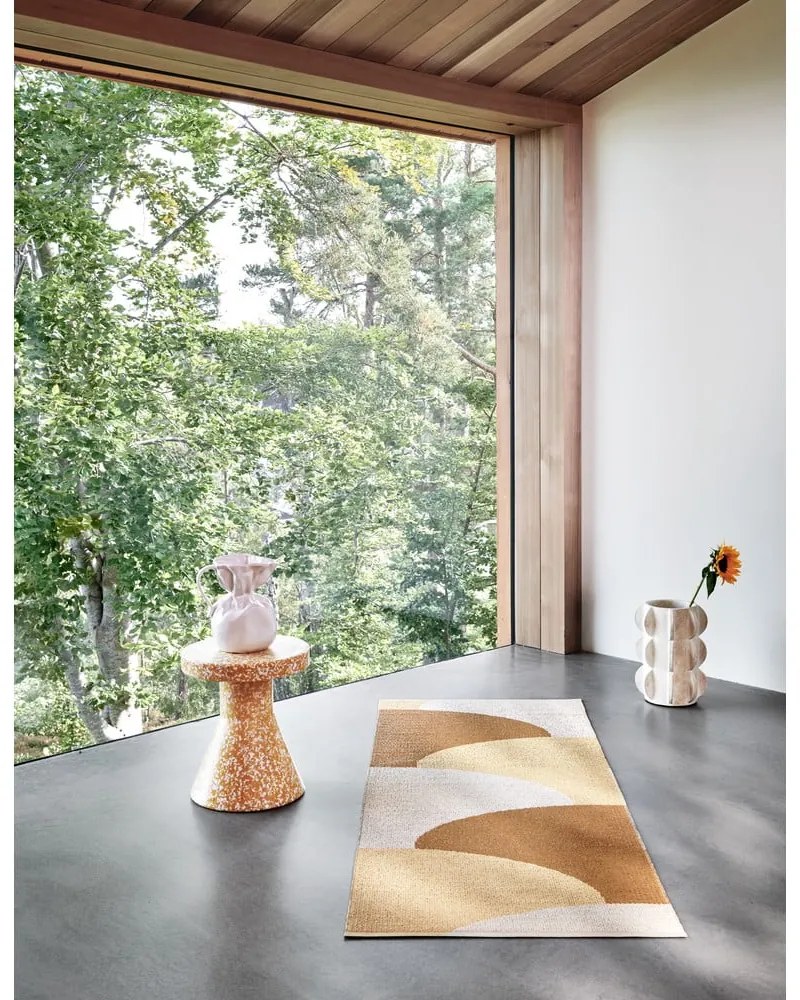 Okrovožltý vnútorný a vonkajší koberec 70x90 cm Hill Ochre Pale Yellow – Pappelina