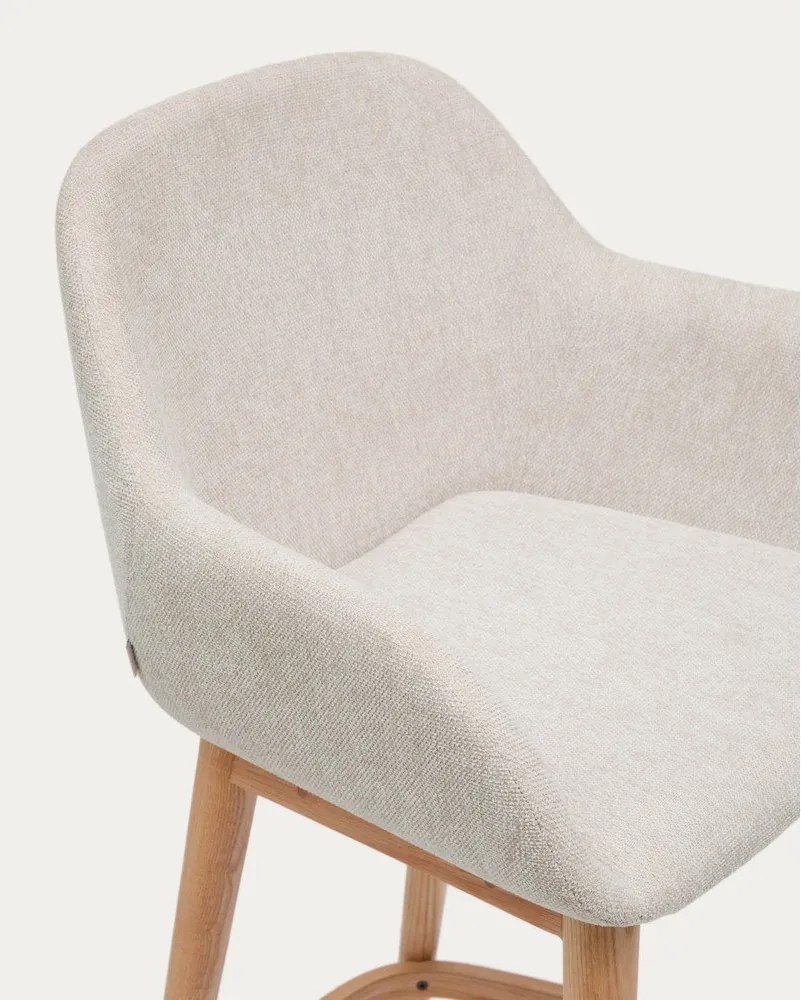 Béžová čalúnená barová stolička s podrúčkami (výška sedadla 66 cm) Konna – Kave Home