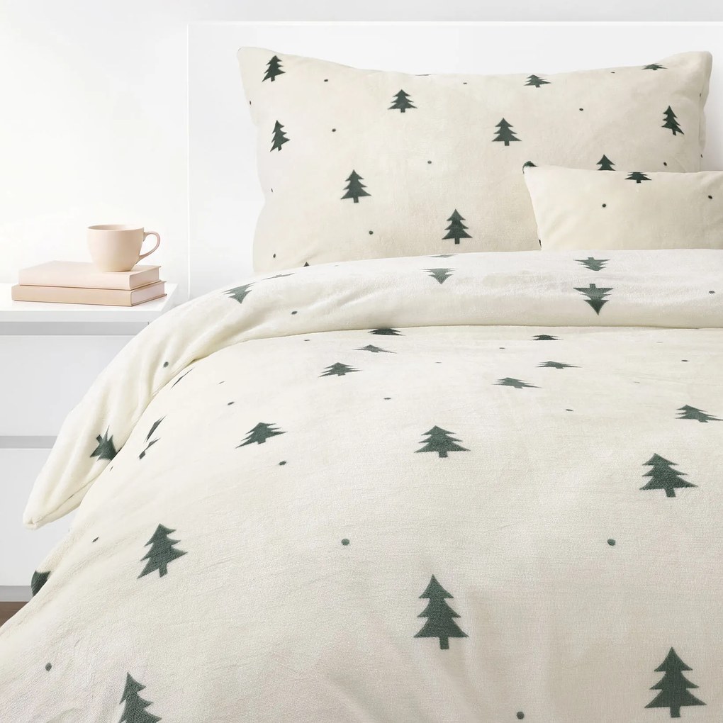 Goldea vianočné mikroplyšové posteľné obliečky deluxe - zelené stromčeky na smotanovej 220 x 200 a 2ks 70 x 90 cm