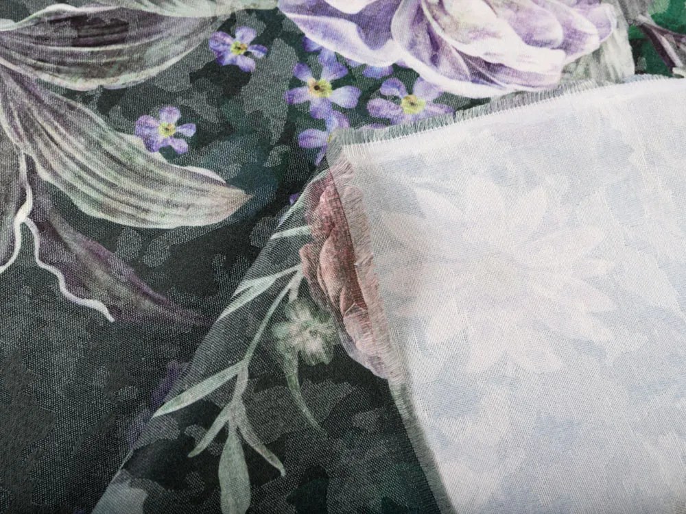 Biante Dekoračný záves BM-010 Veľké fialové kvety na tmavo zelenom 140x210 cm