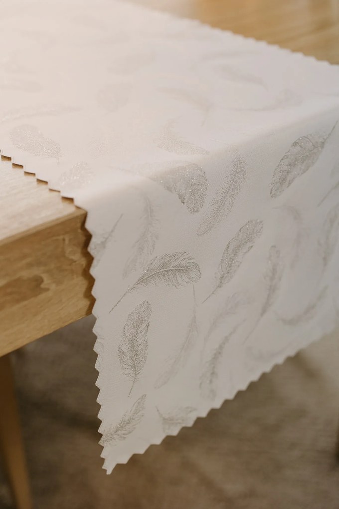 Dekorstudio Luxusný behúň na stôl Pierko - strieborný SW24 Rozmer behúňa (šírka x dĺžka): 40x110cm