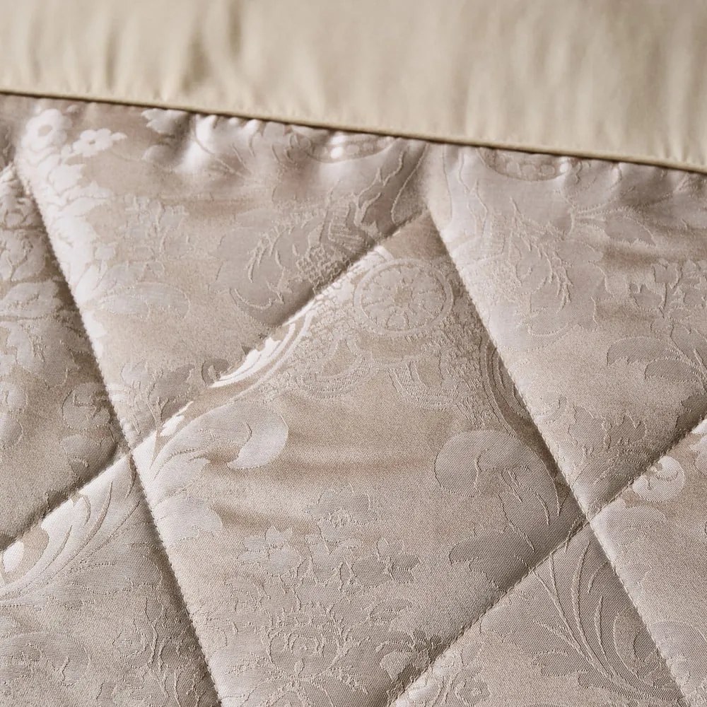 Béžový damaškový prešívaný pléd 240x260 cm Damask Jacquard – Catherine Lansfield