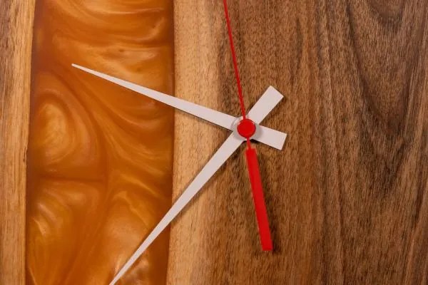 Drevené hodiny s epoxidovou živicou Ø 30CM - orech , oranžová perleť