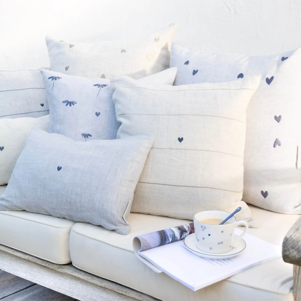 Bastion Collections Ľanový poťah na vankúš Blue All Hearts 60 x 60 cm