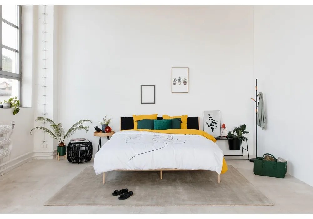 Posteľ z masívneho dubového dreva s čiernym čelom Gazzda Fawn, 160 x 200 cm