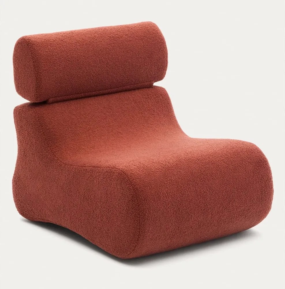 Kreslo v terakotovej farbe z textílie buklé Club – Kave Home