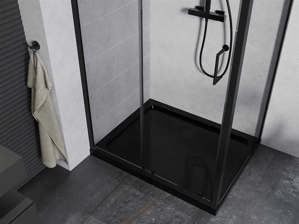 Mexen Apia sprchovací kút s posuvnými dverami 130 (dvere) x 90 (stena) cm, 5mm číre sklo, čierny profil + čierna sprchová vanička s čiernym sifónom, 840-130-090-70-00-4070B