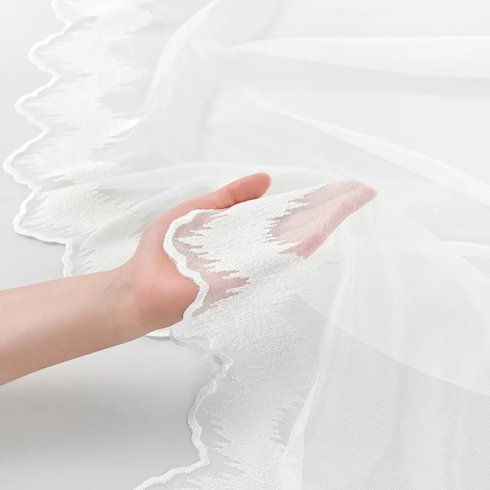 Svetlo smotanová záclona s perleťovo vytkávanou bordúrou cikcak do oblúčka ZAC-025 výška 295 cm Iba metráž