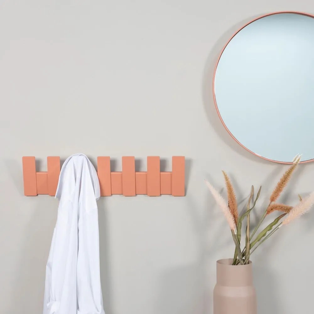 Kovový nástenný vešiak v lososovej farbe 64 cm Angle – Spinder Design