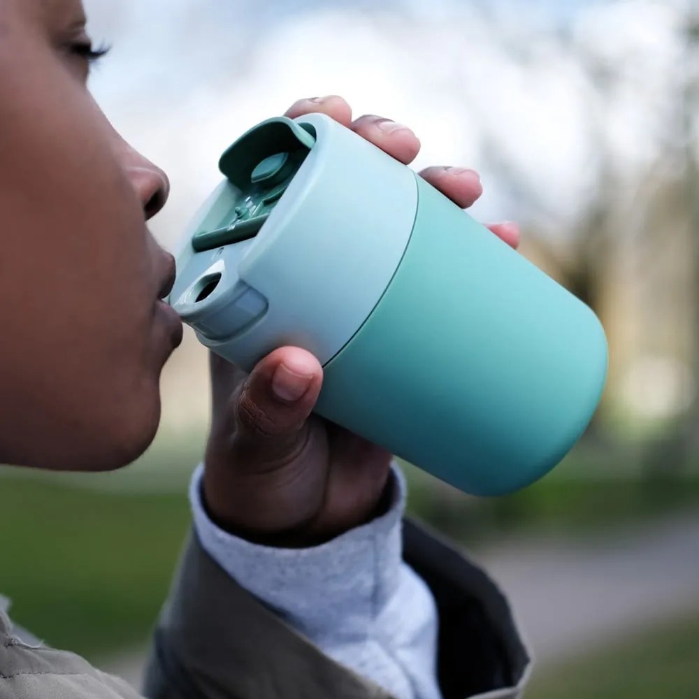Cestovný hrnček v mentolovej farbe 340 ml Sipp – Joseph Joseph