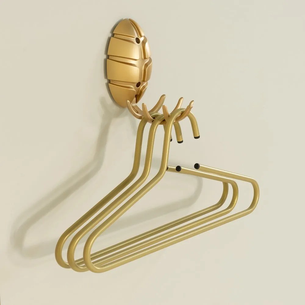 Nástenný plastový háčik v zlatej farbe Bug – Spinder Design