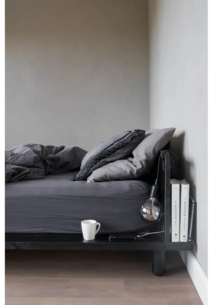 Čierna dvojlôžková posteľ z borovicového dreva s roštom 140x200 cm Peek – Karup Design