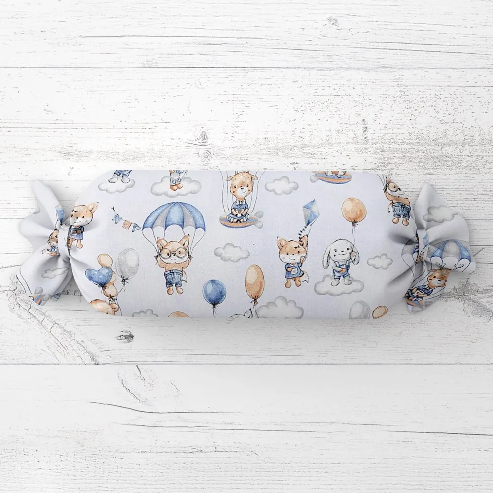Biante Detský vankúš valec bonbon Sandra SA-469 Zvieratká s padákmi na svetlo modrom 15x40 cm