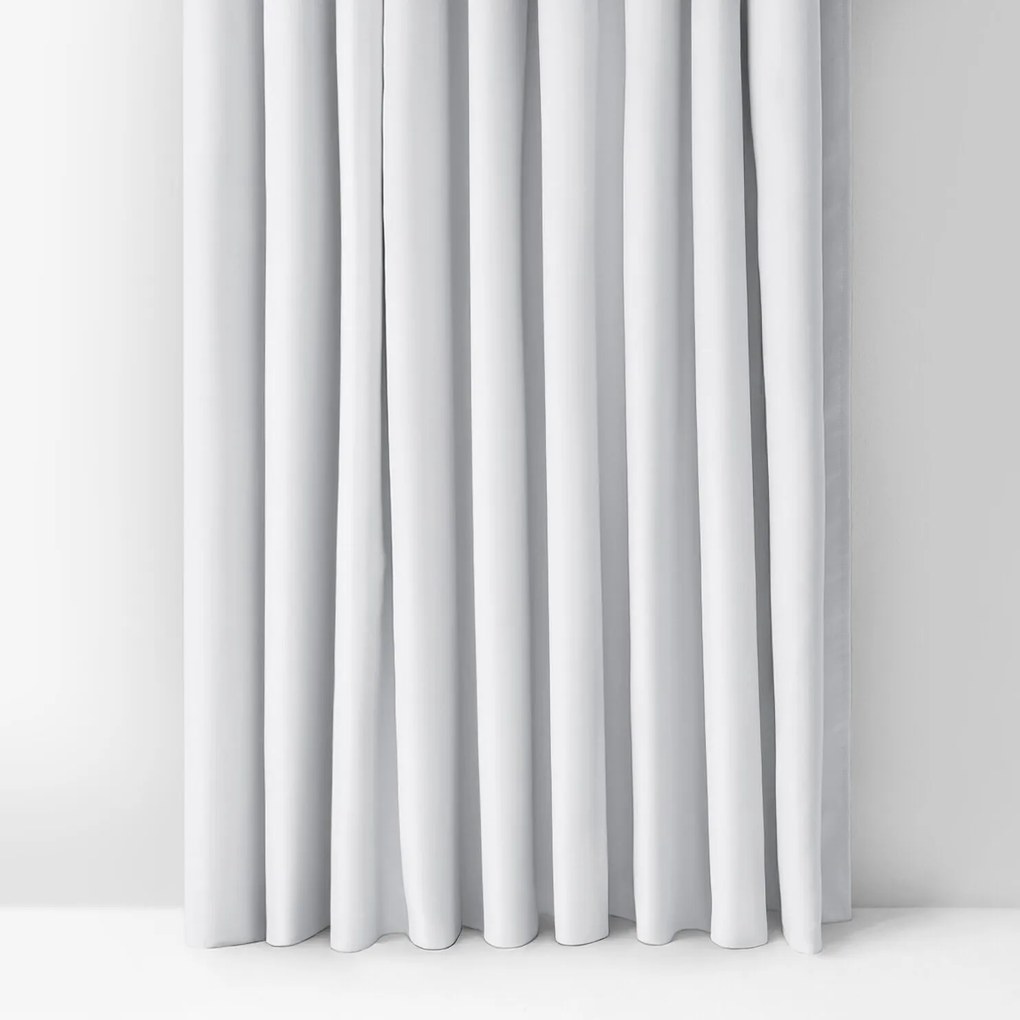 Goldea zatemňovací záves blackout so saténovým leskom - strieborný 270x240 cm