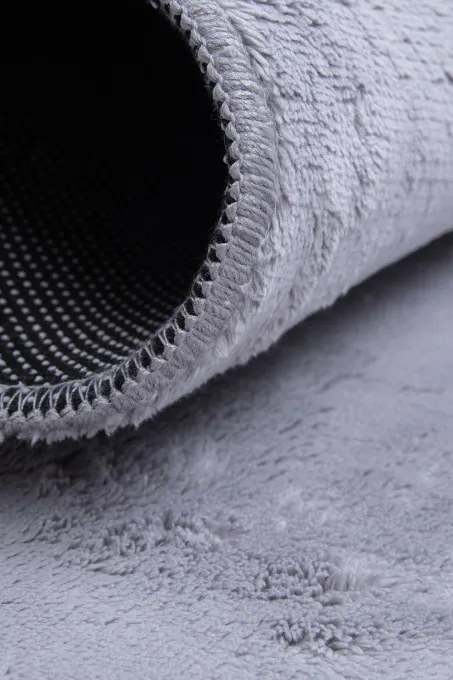 Protišmykový koberec PLUSH strieborný