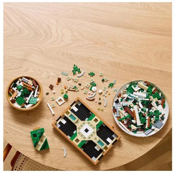 Lego®  Icons 10359 Záhrada s fontánou  (100396783)